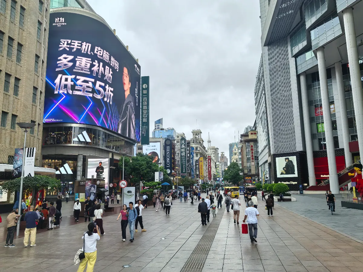 分享去上海拍的照片:去年上海之行随手拍的街景 IMG_20251018_094144
